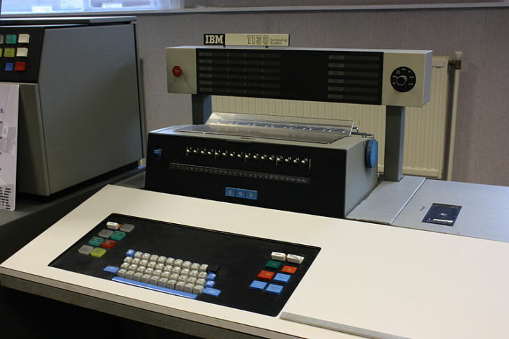 An IBM 1130 photo, with old-fashioned keyboard and a big ol' mainframe