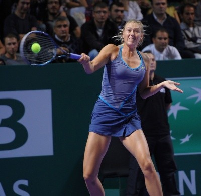 Photo of Maria Sharapova whacking a ball from the baseline