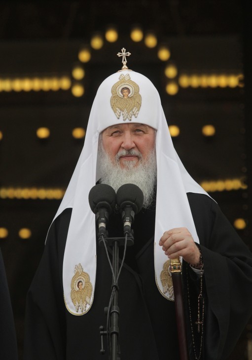 Photo of the patriarch of Moscow in a white cap with long trailing, rounded flap kind of thingies