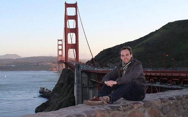 Photo of Andreas Lubitz, smiling as he sits on a stone wall in front of the Golden Gate Bridge