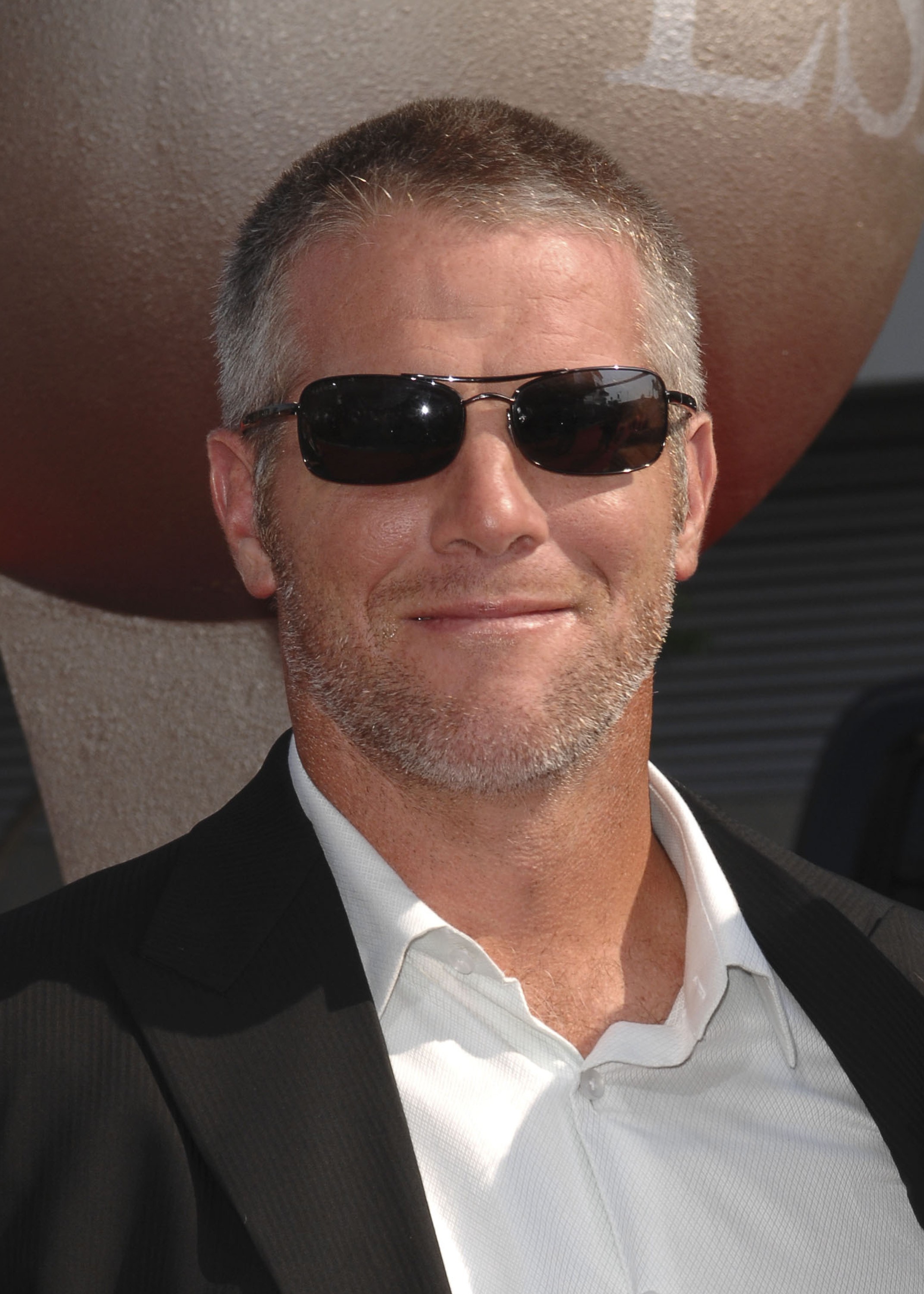 Brett Favre grins like mad | Who2