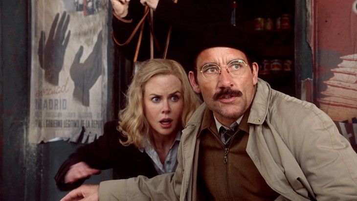 Photo of Nicole Kidman looking scared, in a Parisian-type bar, with Clive Owen also looking scared plus wearing a beret