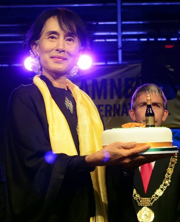 Photo of Aung San Suu Kyi and the freedom of Dublin, a low flat cake (or hat?) with ribbons