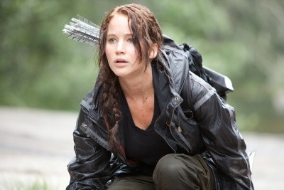 Photo of Katniss Everdeen, looking worried while carrying arrows on her back, in The Hunger Games