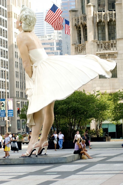 Photo of a giant Marilyn Monroe statue, with Marilyn holding her skirt down against a gust of wind