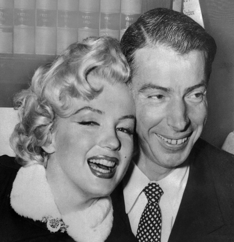 Wedding photo of Marilyn Monroe and Joe Dimaggio, with both leering at the camera