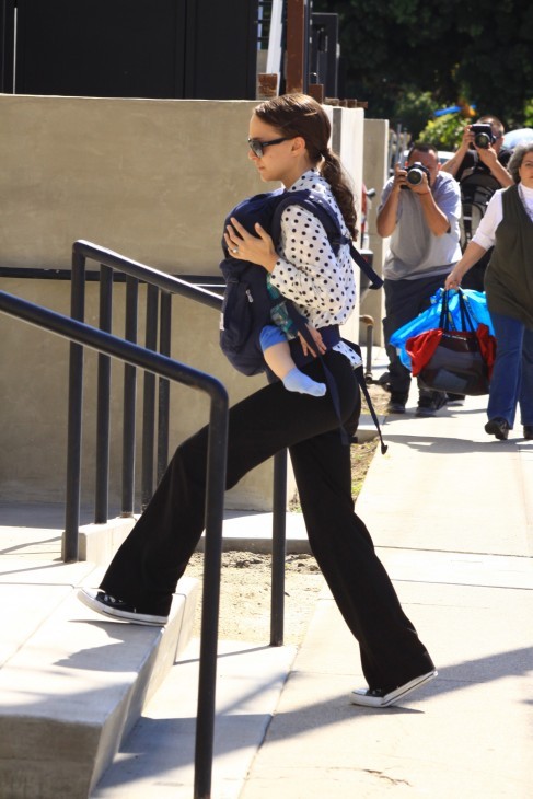 Photo of Natalie Portman from the other side, with still more photographers pointing cameras at her