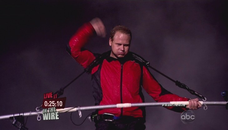 Photo of Nik Wallenda walking across Niagara Falls and pumping his fist as he finishes