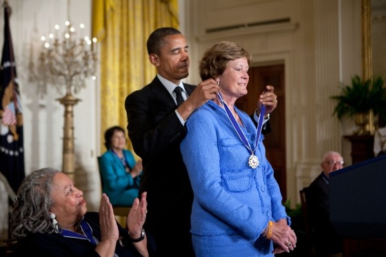 Photo of Barack Obama putting a Medal of Freedom around the neck of Pat Summitt