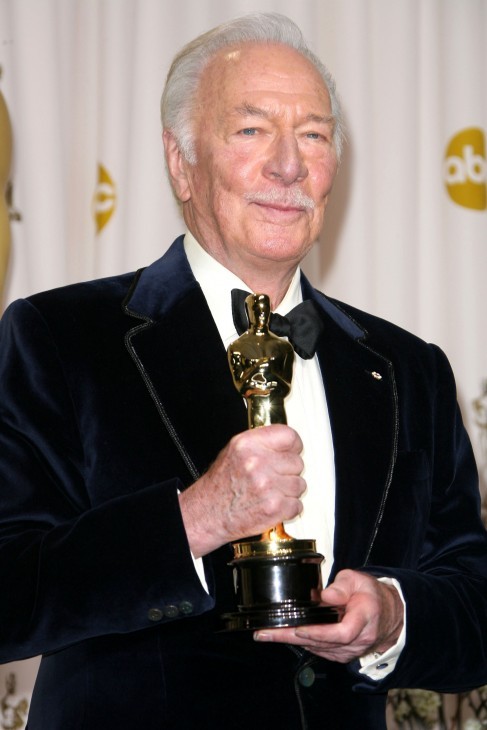 Photo of Christopher Plummer holding an Oscar statue and smiling