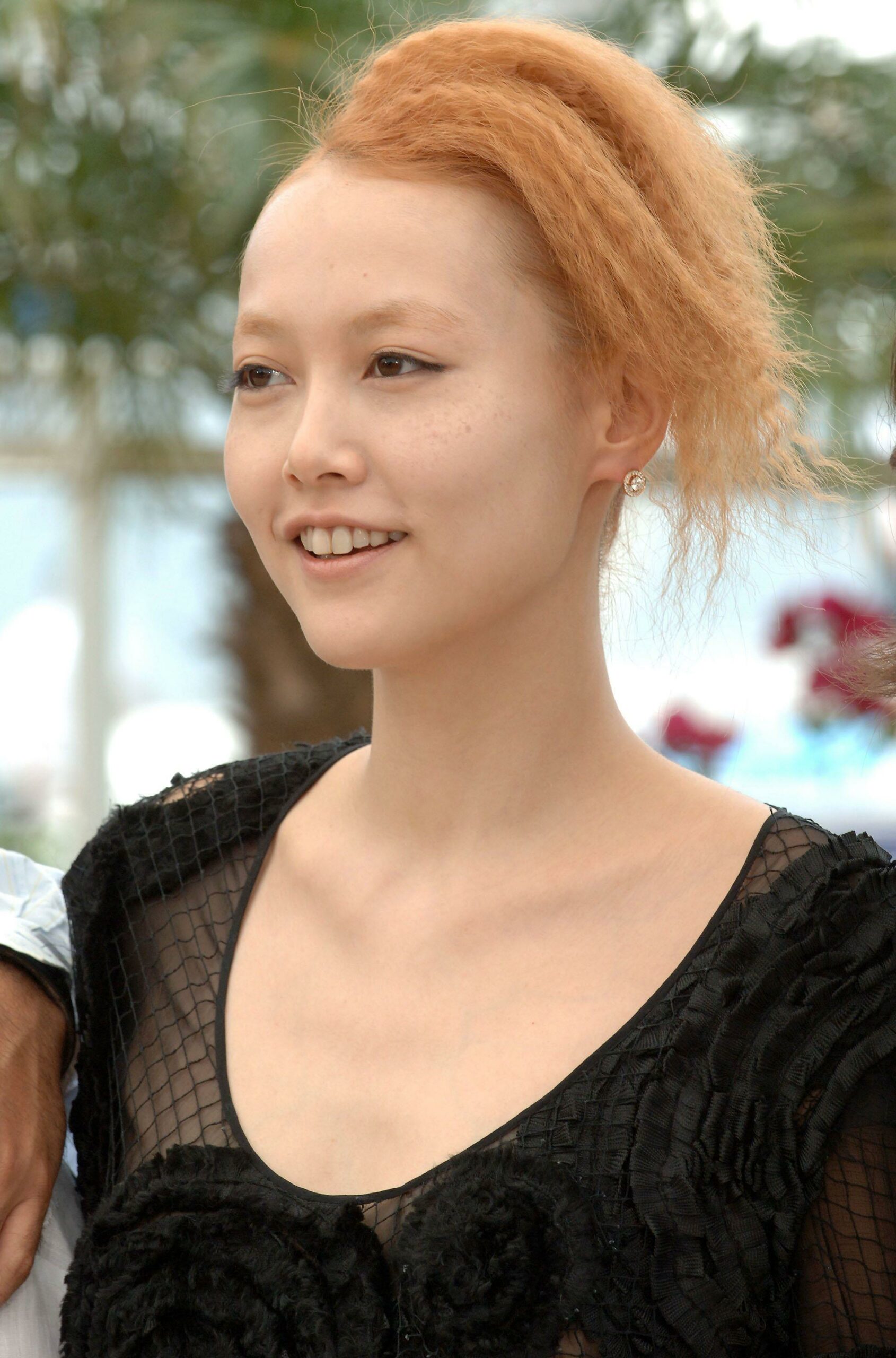 Dani Daniels ozining mushukchasini barmoqlari bilan stulda onanizm qiladi