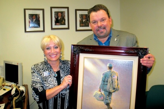 Thomas Kinkade in happier times, presenting a painting at a USO. Dept. of Defense photo.