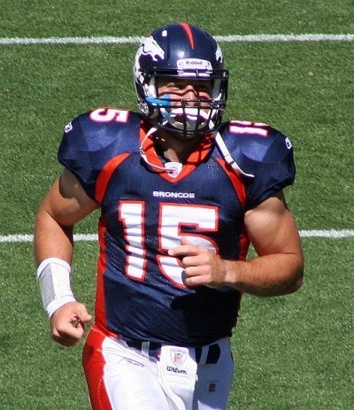 Photo of Tim Tebow jogging onto the field in a #15 jersey
