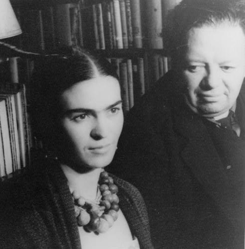 Photo of Frida Kahlo and Diego Rivera, smiling calmly
