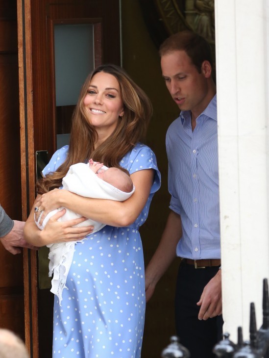 Photo of Duchess Catherine carrying the new royal baby down the hospital steps