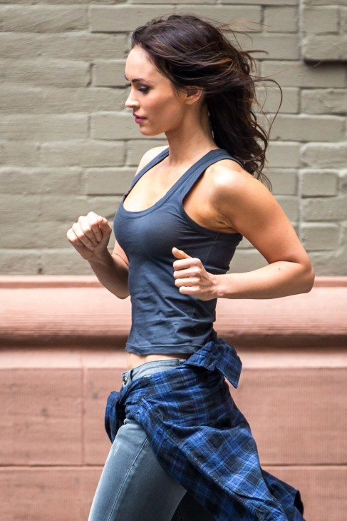 Megan Fox in a tank top on the ‘Teenage Mutant Ninja Turtles 2’ set ...