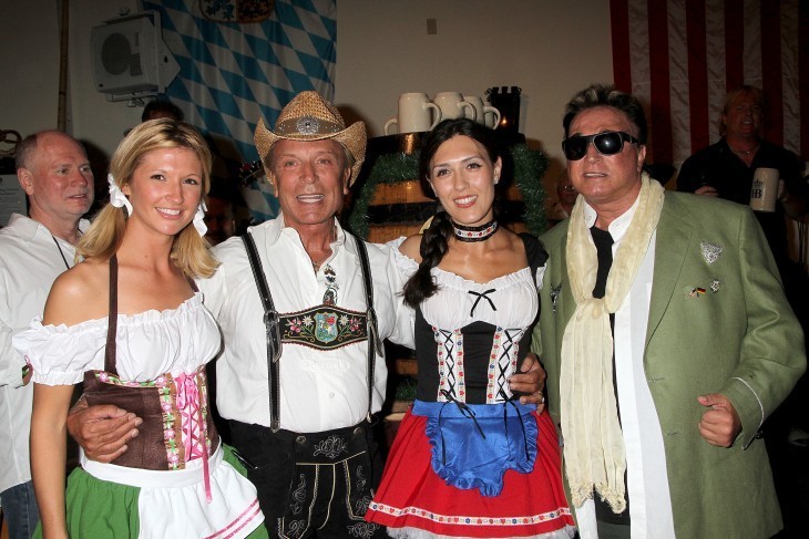Siegfried and Roy pose with German barmaids at the Hofbrauhaus