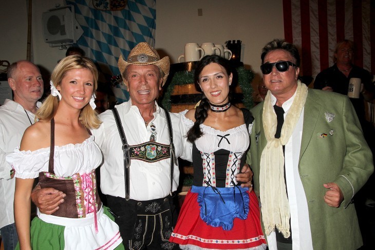 Siegfried and Roy pose with German barmaids at the Hofbrauhaus